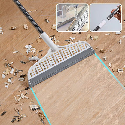 Balai raclette sur surface carrelée de salle de bain