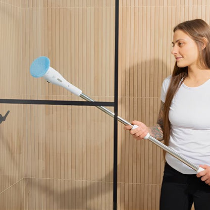 Femme utilisant la brosse rotative nettoyage en hauteur sans échelle